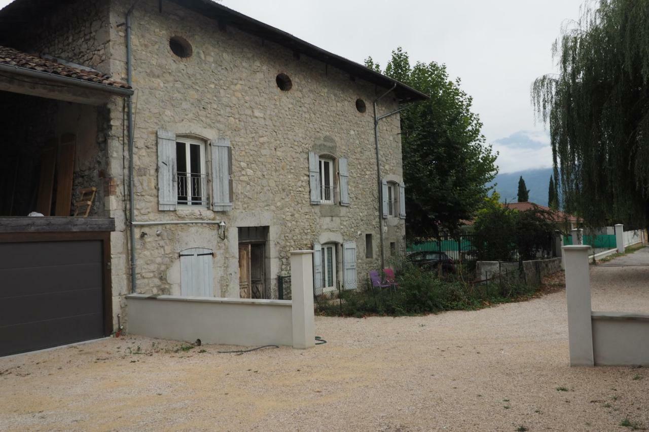 Vieux Corps De Ferme Datant De 1675 Crolles Экстерьер фото